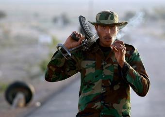 Las fuerzas de Gadafi se atrincheran en Sirte para repeler la ofensiva rebelde.