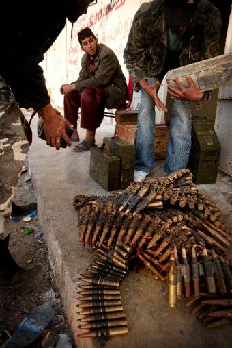 Las fuerzas de Gadafi se atrincheran en Sirte para repeler la ofensiva rebelde